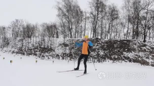 滑雪在雪的森林基地的人滑雪者视频