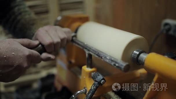 木匠手工处理木零件视频