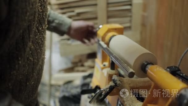 木匠手工处理木零件视频