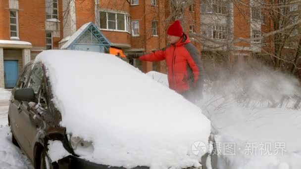 雪刮后男子清洁车视频