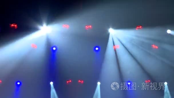 演出时舞台上有很多灯光视频