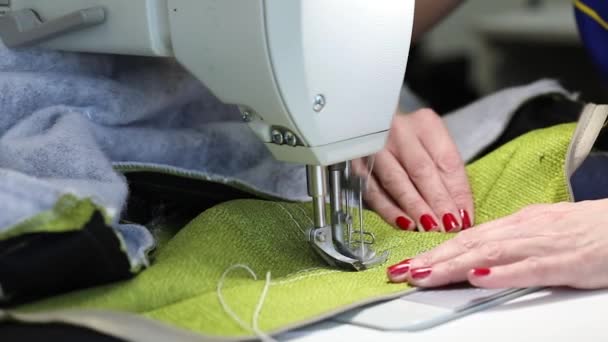妇女工作在缝纫机, 双针缝纫机, 女性手上的红色指甲, 慢动作视频
