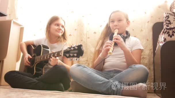 两个十几岁的姐妹在家里玩乐器视频