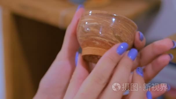 专业女波特陶艺车间陶瓷杯检验视频