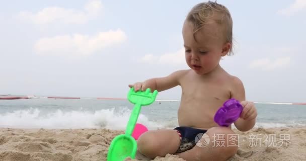 可爱的小宝贝男孩玩沙滩玩具视频
