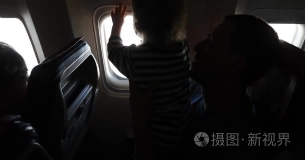 父亲和孩子在客舱飞机内部视频