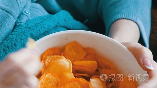女人躺在沙发上吃薯片, 特写视图短视频