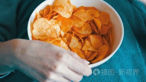 女人躺在沙发上吃薯片, 特写视图短视频