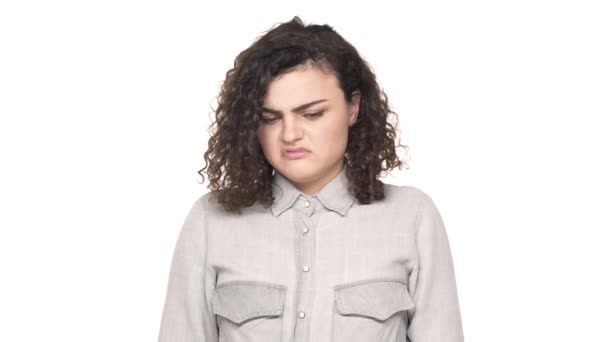 不满意的女性在休闲服装的肖像感觉厌恶看着不满的表情, 并表明她的