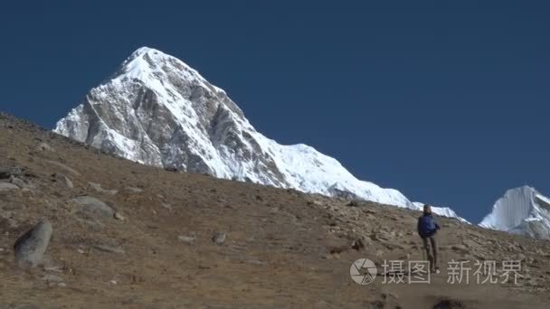 女孩在山中旅行视频