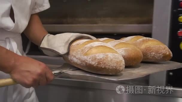 热新鲜出炉的面包视频素材
