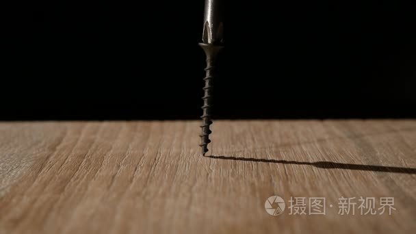 那人扭螺丝成主板使用螺丝刀视频