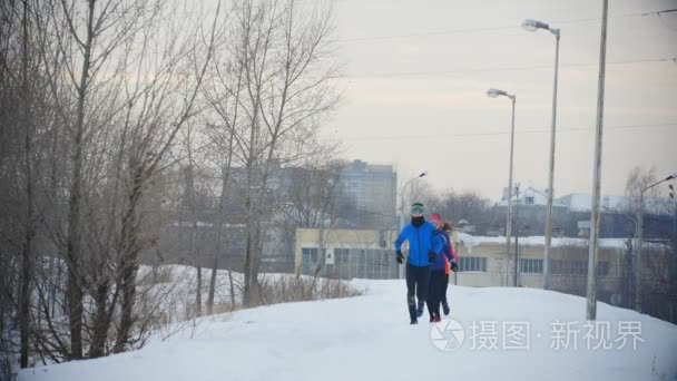 三名年轻运动员在冬季户外跑步