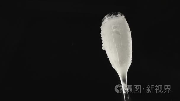 在玻璃效果的干冰喝视频