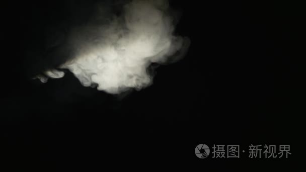 黑色背景下的云烟雾抽象视频