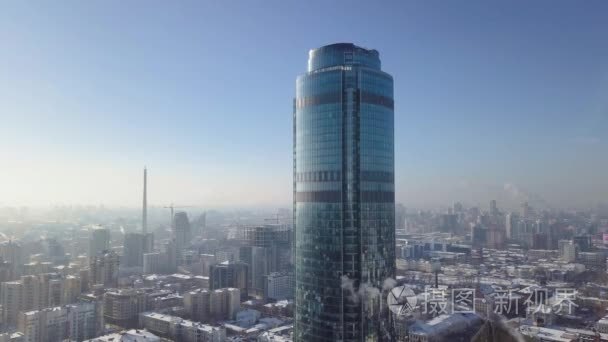 冬天的现代城市的最高视图。美丽的晴天在大城市与摩天大楼在冬天
