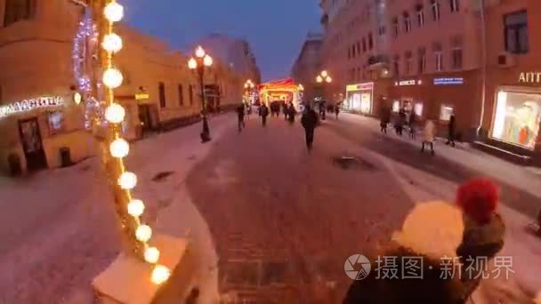 人们在夜晚的历史城市中心漫步视频