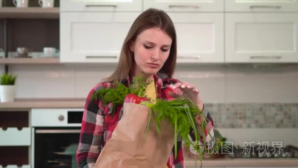 女孩享受食物购买视频