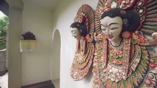 装饰木雕画巴厘岛妇女视频