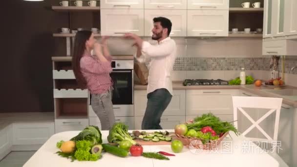 情侣在厨房跳舞