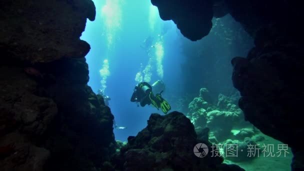 洞穴潜水水肺潜水潜水员探索洞穴潜水