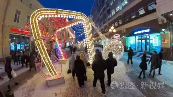 人们在夜晚的历史城市中心漫步视频