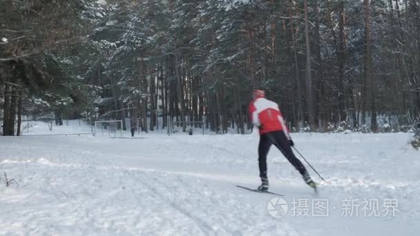 人单独滑雪在自然视频