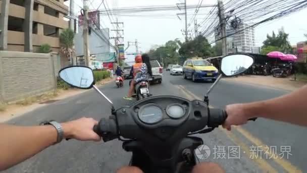 骑着摩托车沿着亚洲道路行驶。泰国, 芭堤雅