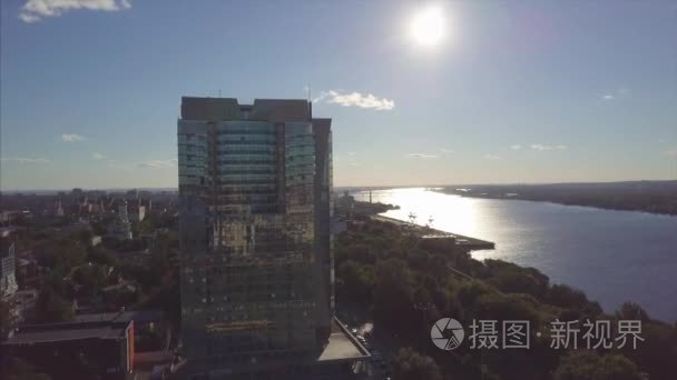 鸟瞰河流和现代建筑。剪辑.美丽的城市景观在日落