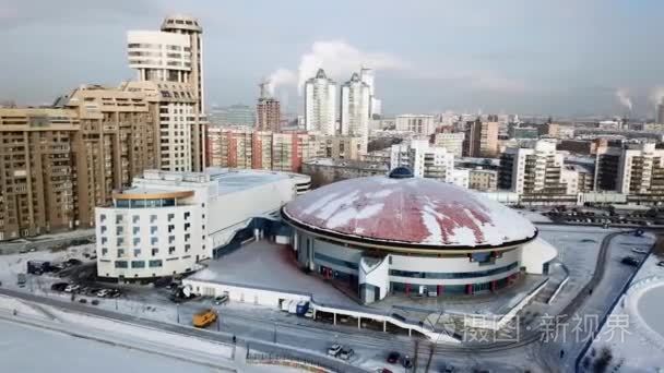 冬天城市的水平的全景。冬夜城市鸟瞰图。壮观的冬天风景