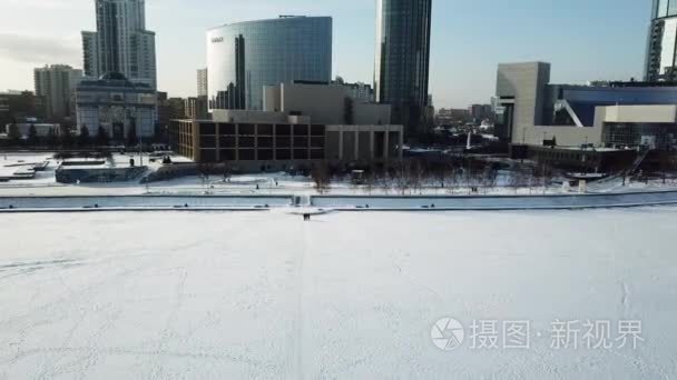 冬天城市的水平的全景。冬夜城市鸟瞰图。壮观的冬天风景