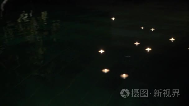 在游泳池里游泳的蜡烛视频