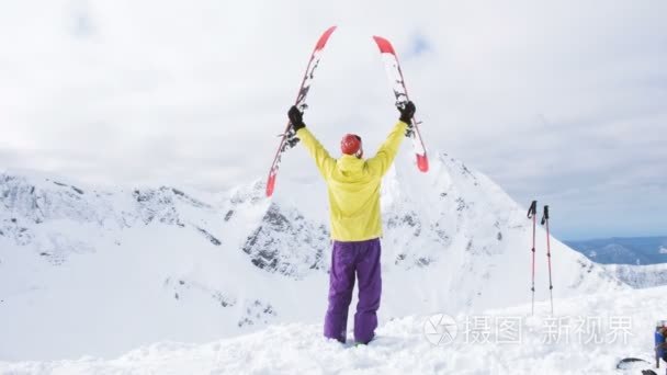 滑雪者举起他的滑雪板, 达到顶峰, 欢庆和喜悦的成就, 4k