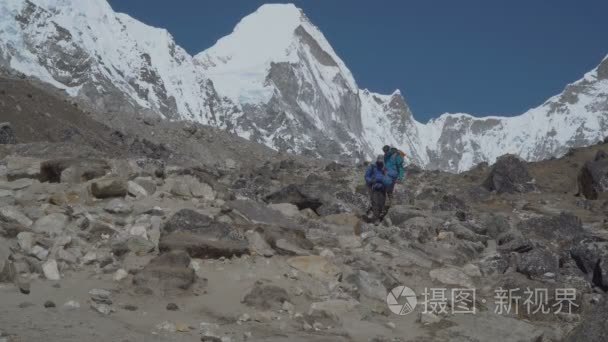 喜马拉雅山的游客和搬运工视频