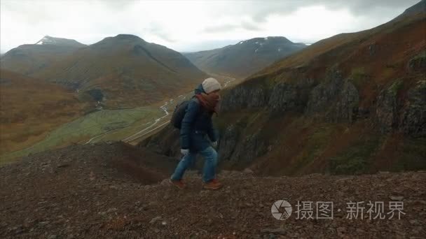 女孩攀登在冰岛的山视频