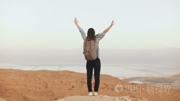女孩在山上的看法, 跳跃与双臂敞开。漂亮的欧洲女人高兴和兴奋。幸福.以色列沙漠4k视频