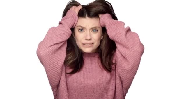 小卷发女人的室内肖像用震惊的表情举起手来面对收到