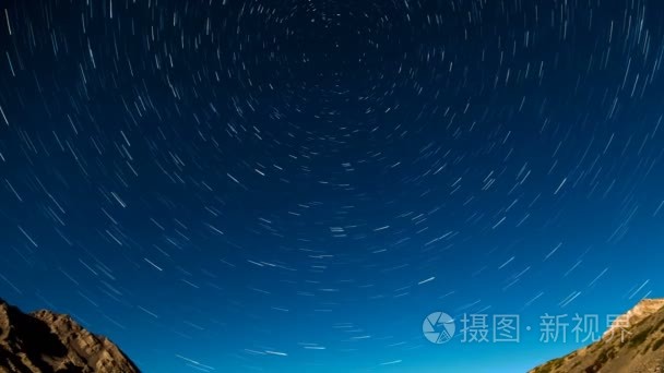 流星形状的恒星围绕着恒星旋转视频