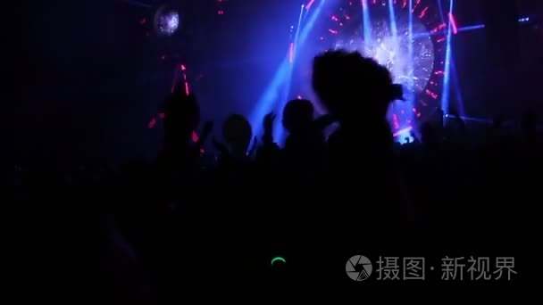 观众在音乐节聚会的镜头慢动作视频
