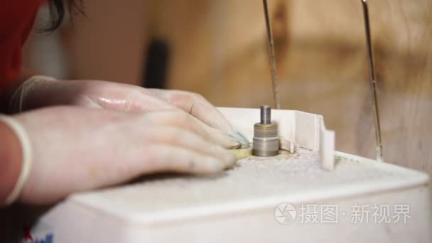 师傅用工业抛光机加工玻璃片边视频