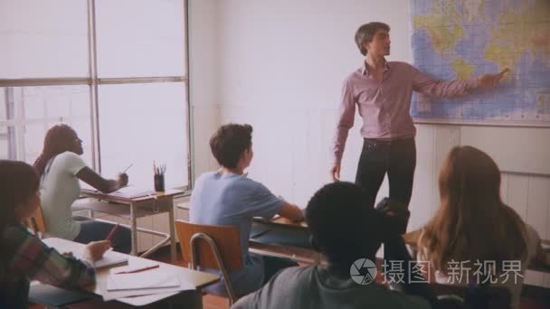 教师向多民族学生讲解课程