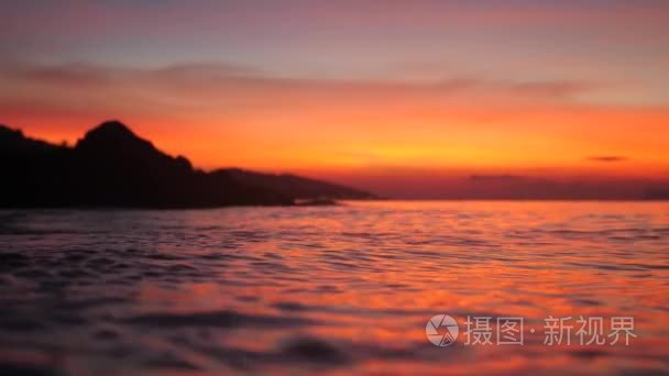美丽的日落在热带海滩, 惊人的红色颜色。泰国。慢动作。3840x2160