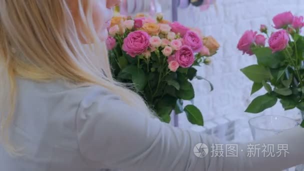 花卉店的专业花商制作花卉组合视频
