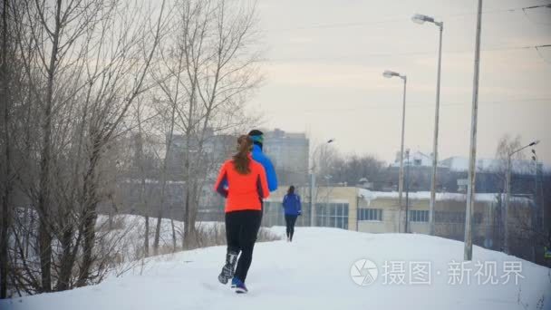 一群年轻的运动员在雪地上奔跑, 专注在脚下