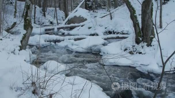 山区河流急流冬季运动视频