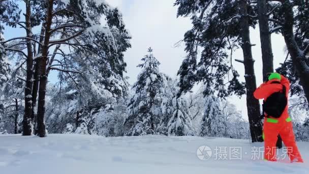 摄影师拍一张冬雪森林的照片视频