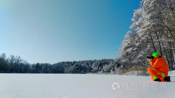 摄影师在冰冻湖表面拍照视频