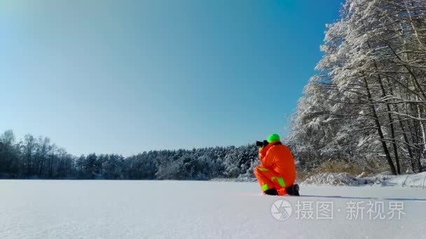 摄影师在冰冻湖表面拍照视频