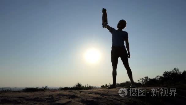 快乐的人在夏天的日落时举起许多奖牌斯洛伐克-莫