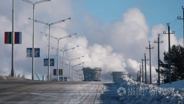 工业景观  冬季工厂道路与吸烟管道和灯柱